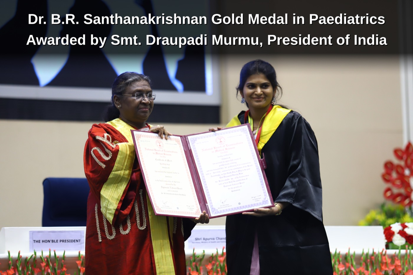Dr. Gowsalya R receiving the Dr. B.R. Santhanakrishnan Gold Medal in Paediatrics from Smt. Draupadi Murmu, President of India
